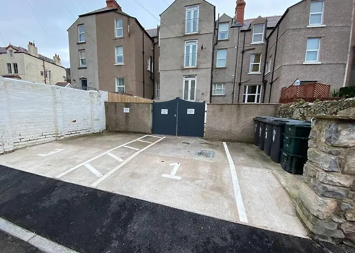 Central Llandudno, Private Parking Near To Beach, Pier & Shops