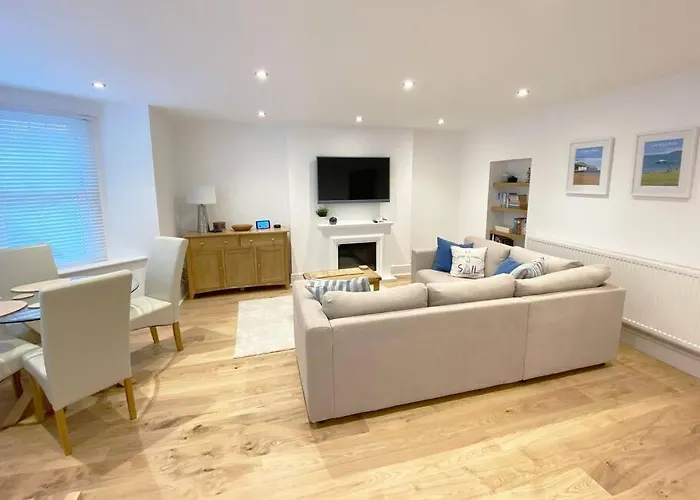 Central Llandudno, Private Parking Near To Beach, Pier & Shops