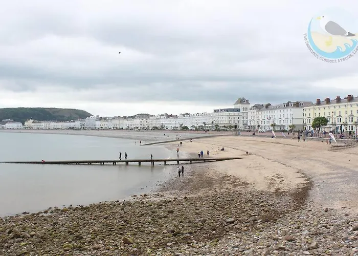 Central Llandudno, Private Parking Near To Beach, Pier & Shops