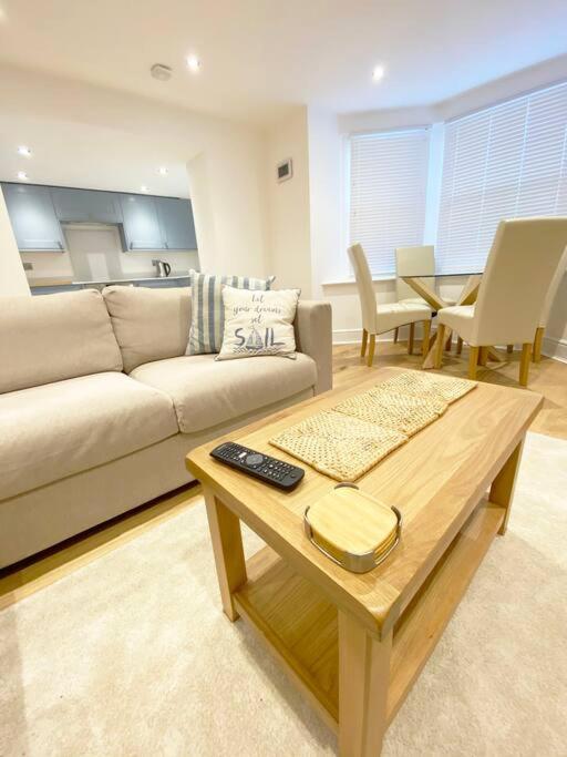 Llandudno, Private Parking Near To Beach, Pier & Shops * Llandudno
